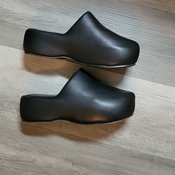 Coconuts by Matisse bella clogs, black, size 9,  like new. - Picture 5 of 10